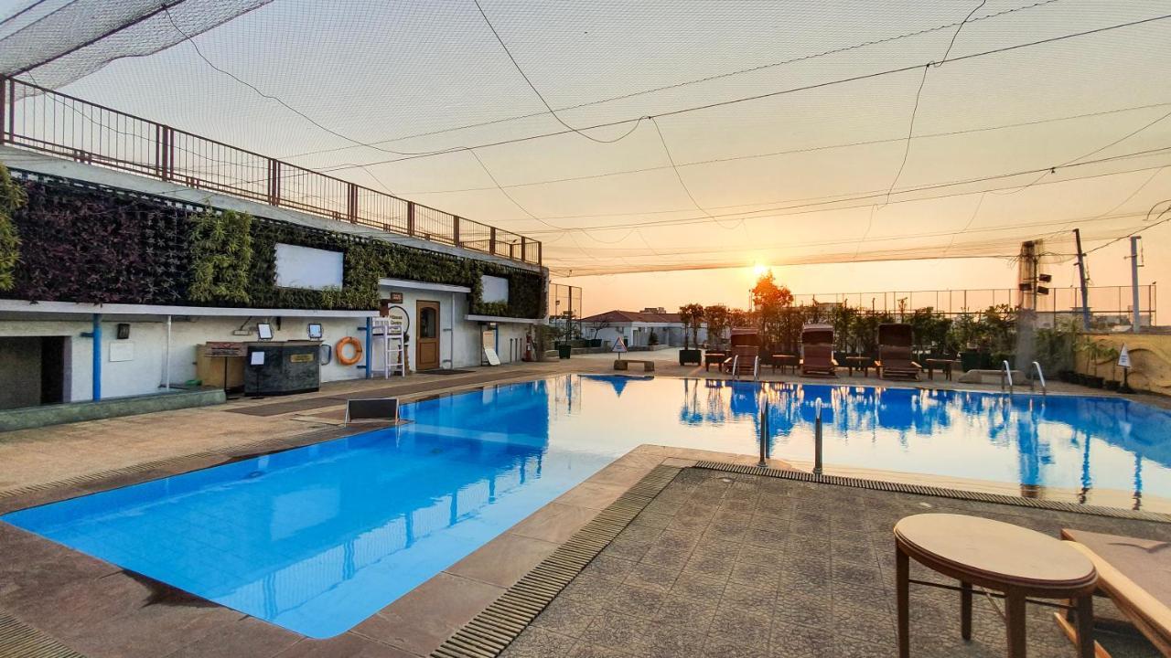 The Orchid Hotel Mumbai Vile Parle Εξωτερικό φωτογραφία The pool at the hotel