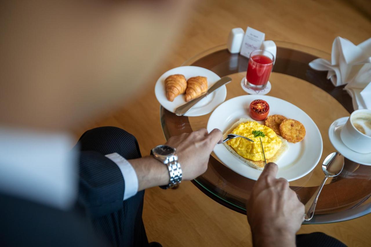 The Orchid Hotel Mumbai Vile Parle Εξωτερικό φωτογραφία A man eating breakfast