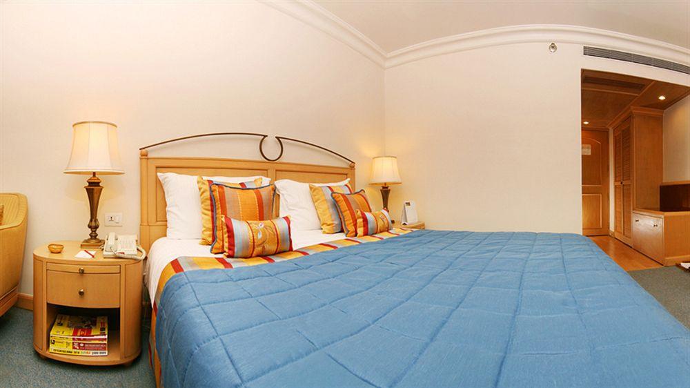 The Orchid Hotel Mumbai Vile Parle Εξωτερικό φωτογραφία A bedroom at the hotel