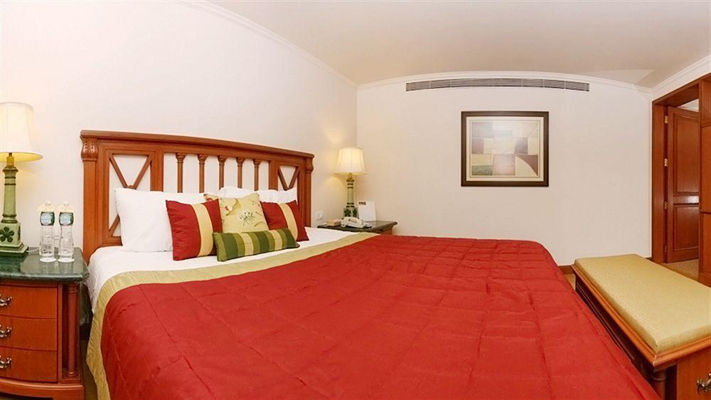 The Orchid Hotel Mumbai Vile Parle Εξωτερικό φωτογραφία A room at the hotel