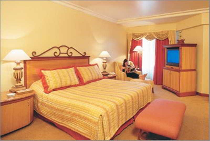 The Orchid Hotel Mumbai Vile Parle Δωμάτιο φωτογραφία A bedroom at the hotel
