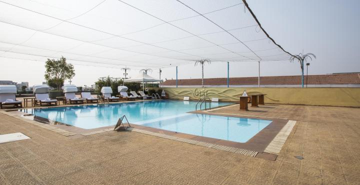 The Orchid Hotel Mumbai Vile Parle Εξωτερικό φωτογραφία The pool at the hotel