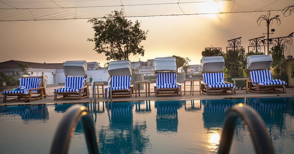 The Orchid Hotel Mumbai Vile Parle Εξωτερικό φωτογραφία The swimming pool at the hotel