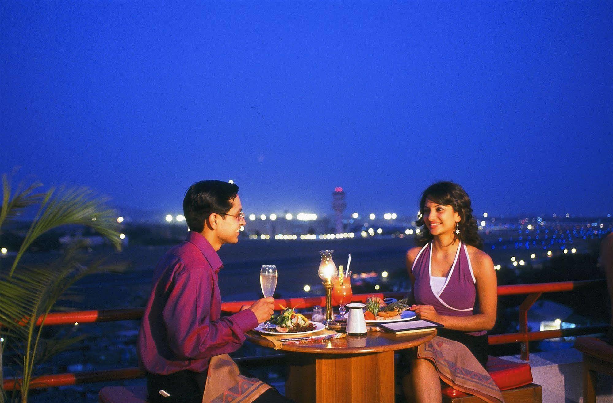 The Orchid Hotel Mumbai Vile Parle Εστιατόριο φωτογραφία A couple dining at a restaurant in India