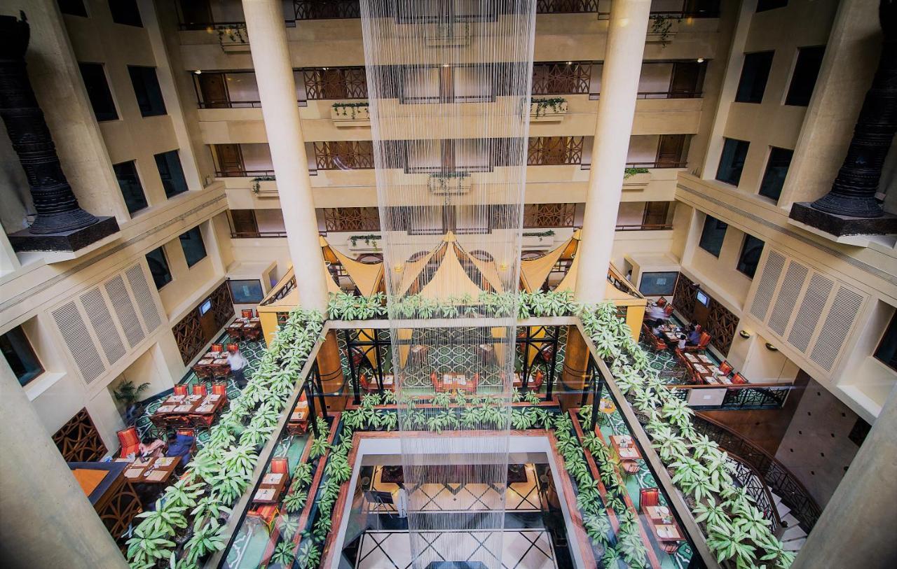 The Orchid Hotel Mumbai Vile Parle Εξωτερικό φωτογραφία The interior of the hotel