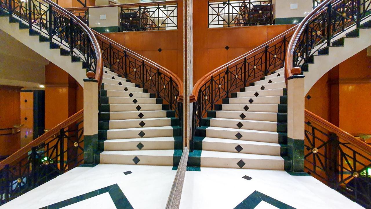 The Orchid Hotel Mumbai Vile Parle Εξωτερικό φωτογραφία Stairs in the lobby