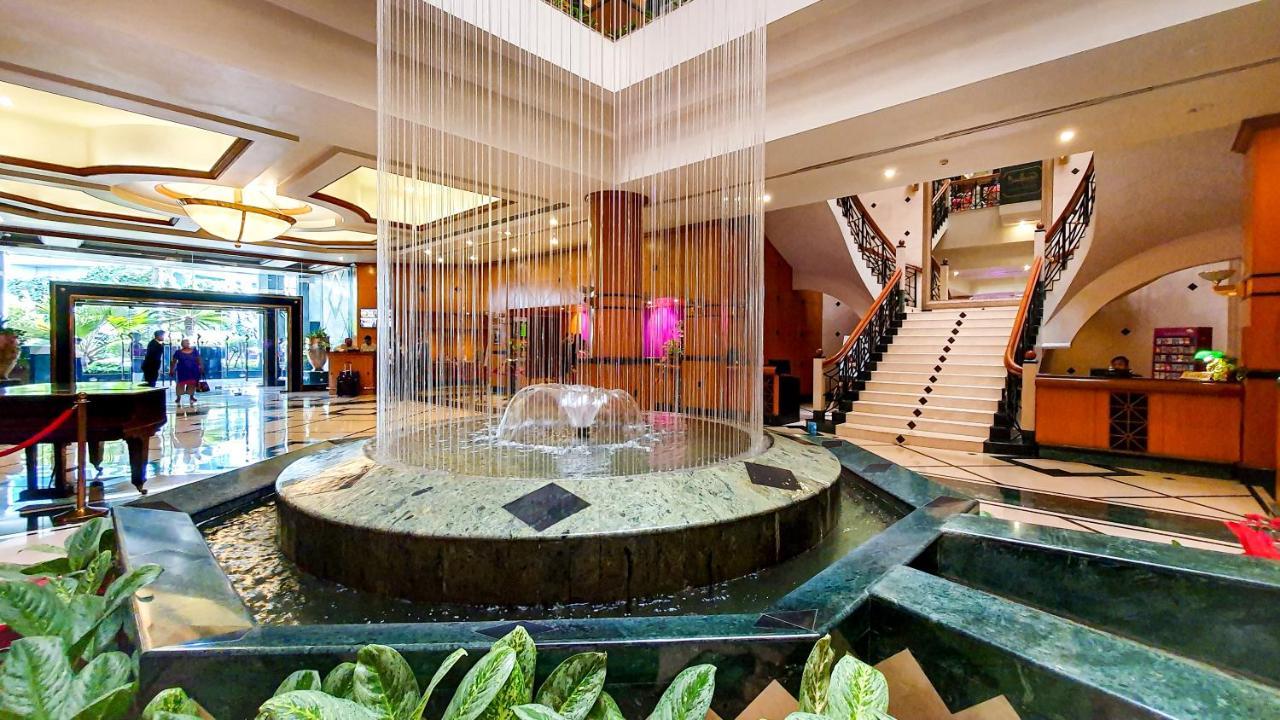 The Orchid Hotel Mumbai Vile Parle Εξωτερικό φωτογραφία The lobby of the hotel