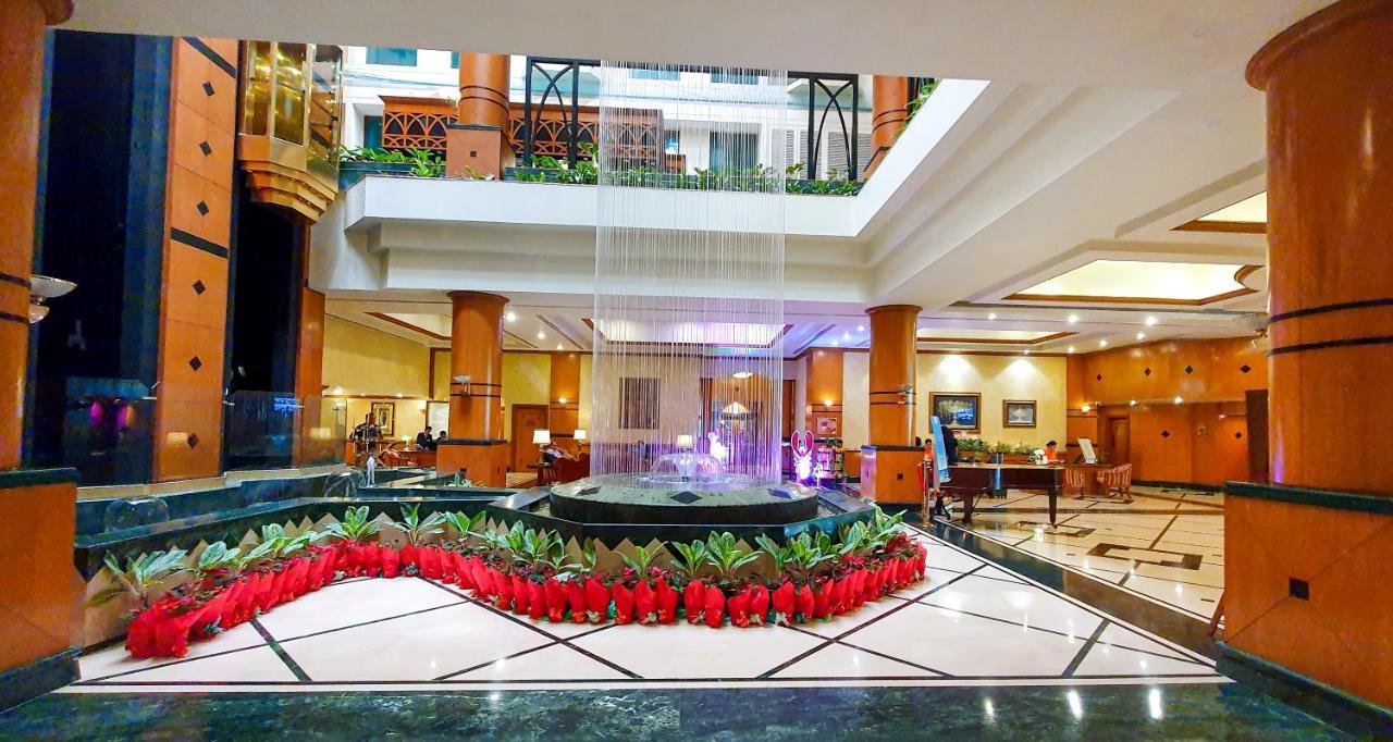 The Orchid Hotel Mumbai Vile Parle Εξωτερικό φωτογραφία The lobby of the hotel