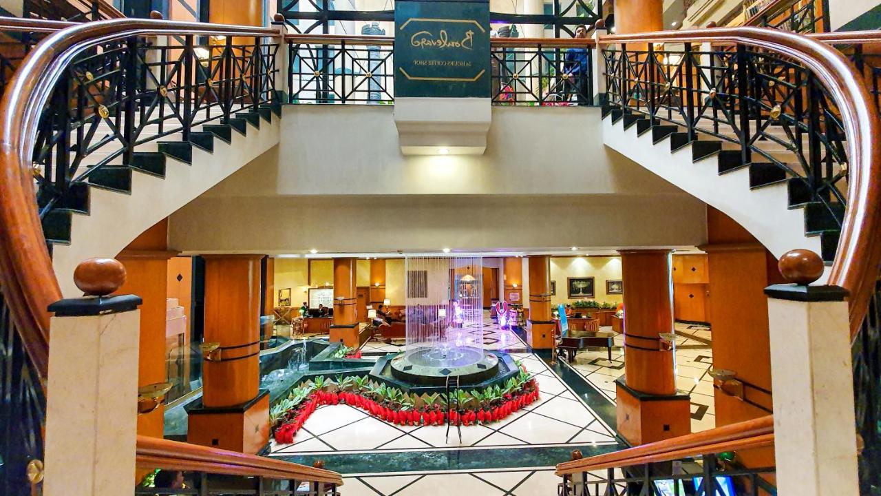 The Orchid Hotel Mumbai Vile Parle Εξωτερικό φωτογραφία The lobby of the hotel