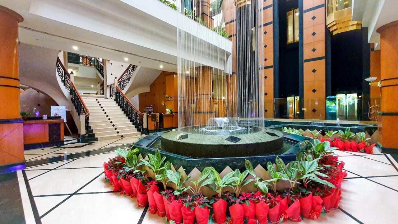 The Orchid Hotel Mumbai Vile Parle Εξωτερικό φωτογραφία Fountain at the lobby