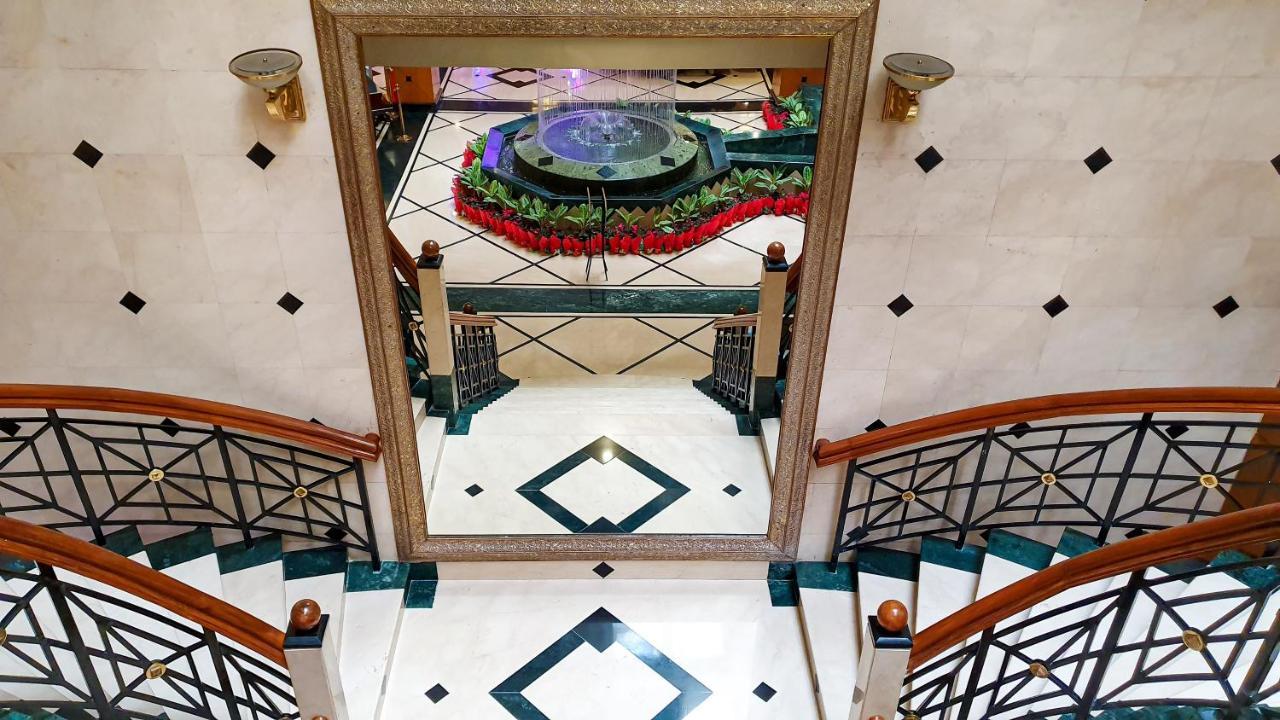 The Orchid Hotel Mumbai Vile Parle Εξωτερικό φωτογραφία Fountain at the entrance of the hotel