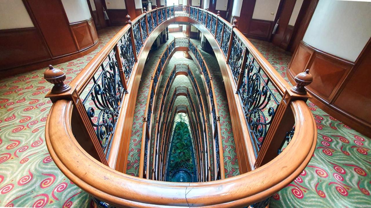 The Orchid Hotel Mumbai Vile Parle Εξωτερικό φωτογραφία The staircase
